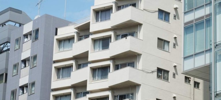 雨戸シャッターの役割と安心快適な住まいを守るための修理とメンテナンス方法 雨戸シャッターの役割と安心快適な住まいを守るための修理とメンテナンス方法